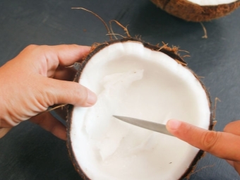  Kokosriekstu mīkstuma atdalīšana - sagriež gabalos