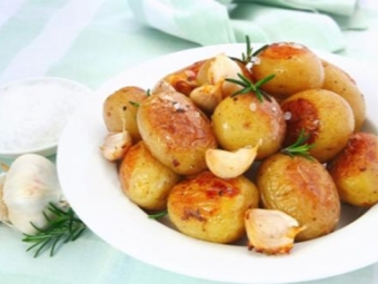  Jauni kartupeļi ar rozmarīnu