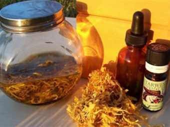 Calendula ay tincture na may calendula essential oil