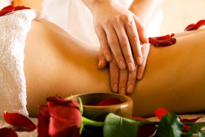  Massage lumbar na may tonka bean oil
