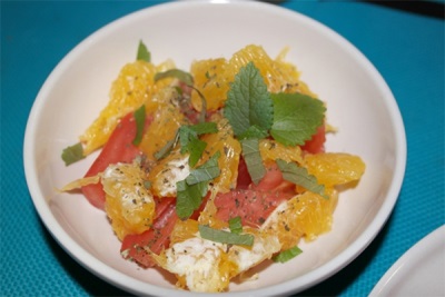 Salad na may orange at melissa