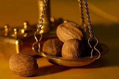  Ang walnut ay mayaman sa mga mahalagang bitamina at microelements.
