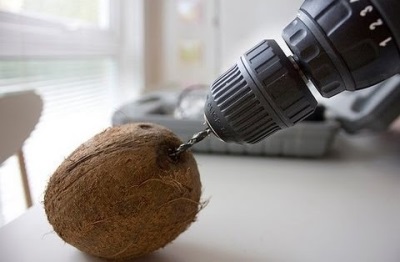  Urbt kokosriekstu - veiciet caurumu