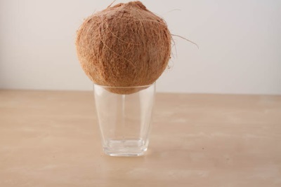  Ūdens sula izplūst no kokosrieksta