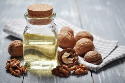  Ang langis ng walnut ay may ilang mga katangian na nakikilala ito mula sa magkatulad na mga produkto.
