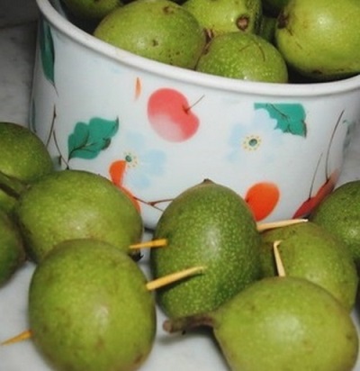  Pag-aani ng Green Walnuts