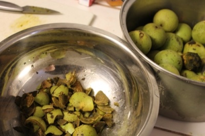  Ang berdeng alis ng walnuts ay ginagamit upang gamutin ang ilang mga karamdaman.