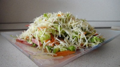  Green summer salad na napapanahong may langis ng almendras