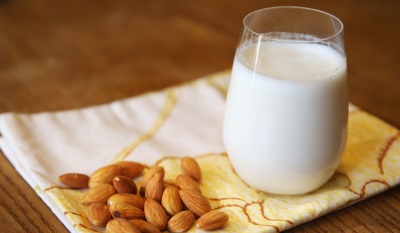  Mandeļu pienu ņem medicīniskiem nolūkiem noteiktu slimību ārstēšanai.